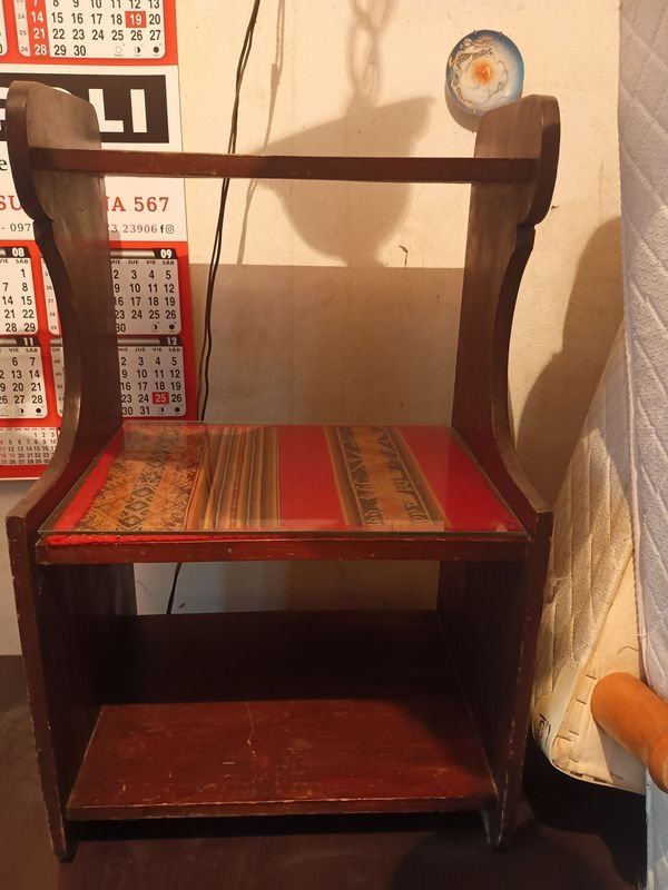 Lote siguiente: Repisa de Madera con Relojes y Calendario