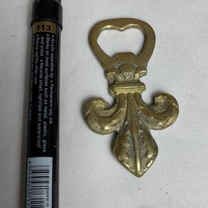 Destapador de Bronce Macizo con Diseño Estilo Flor de Lis - imagen 4