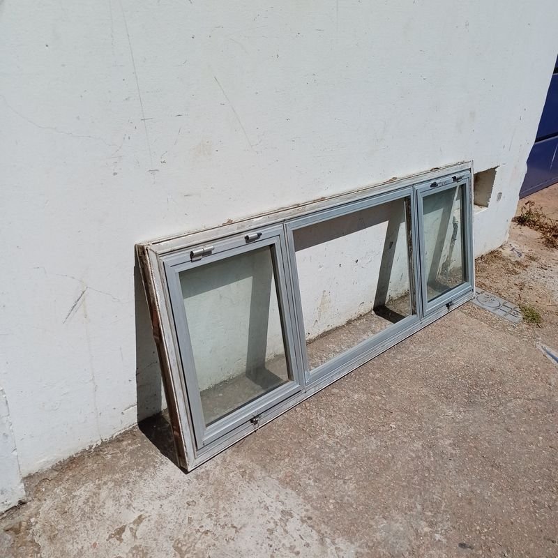 Ventana en carpintería de aluminio con paño fijo central y dos banderolas laterales - imagen 3
