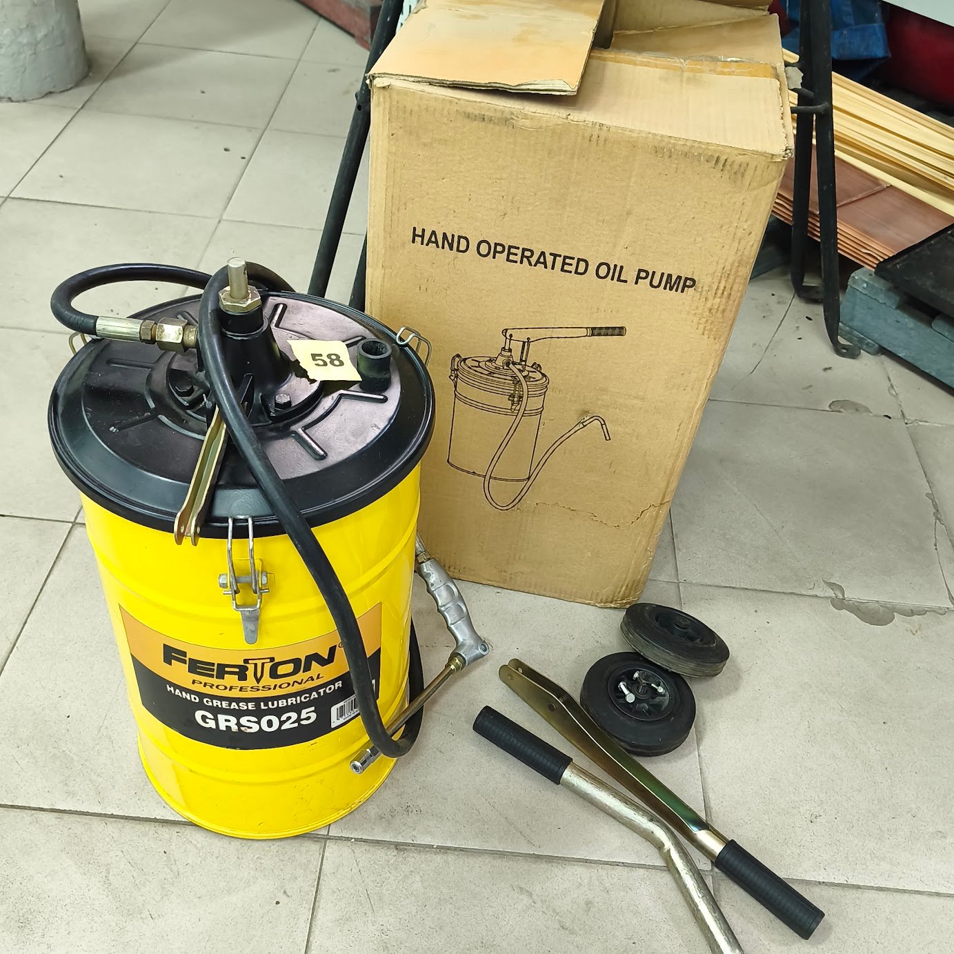 Bomba Manual para Aceite con Depósito Metálico y Accesorios