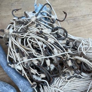 LOTE DE PESCA ANZUELOS DE ANTES BUENASOS ETC ETC CAJA DEE MADERA PLOMO ETC ET - imagen 4