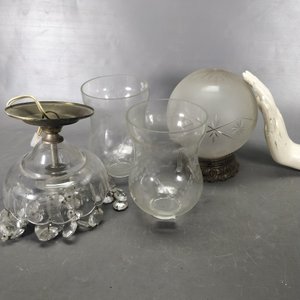 Lote de 4 piezas de iluminación: Fanales tallados, colgante con cristales y globo - imagen 3