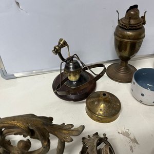 Lote de Apliques de Bronce, Farol a Queroseno y Vajilla Variada - imagen 3