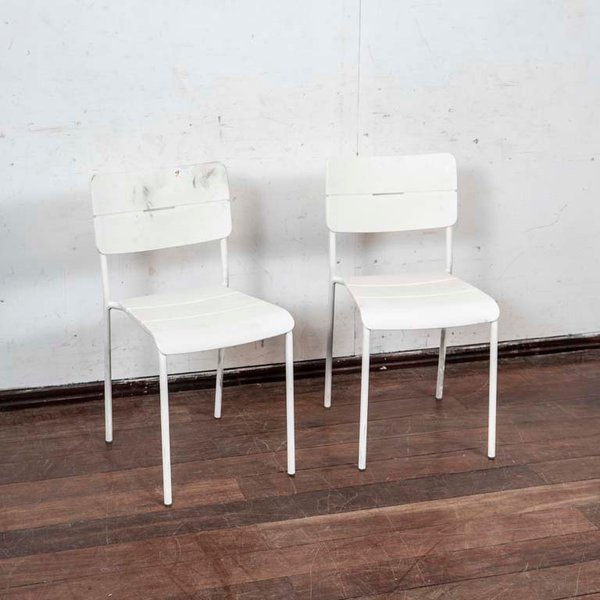 Sillas apilables de PVC con patas metálicas - imagen 1