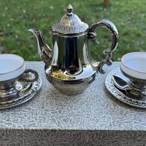 1 juego de té en acero inoxidable y porcelana de alta calidad en caja sin uso (1 tetera, 2 tazas, 2 platillos y 2 cucharitas) - imagen 2