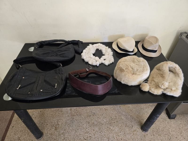 Colección de sombreros y cinturón en buen estado