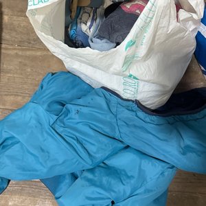 Lote siguiente: Campera y ropa 