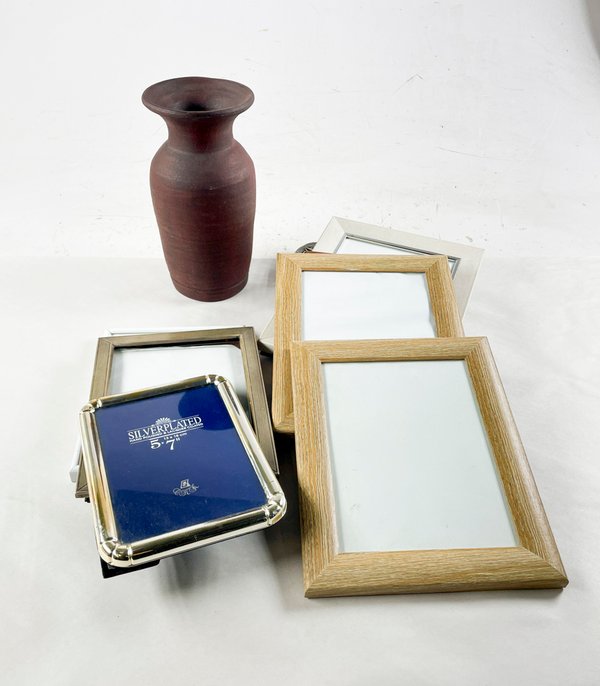 Lote de 9 Piezas: Florero y Portaretratos de Cerámica y Metal - imagen 1