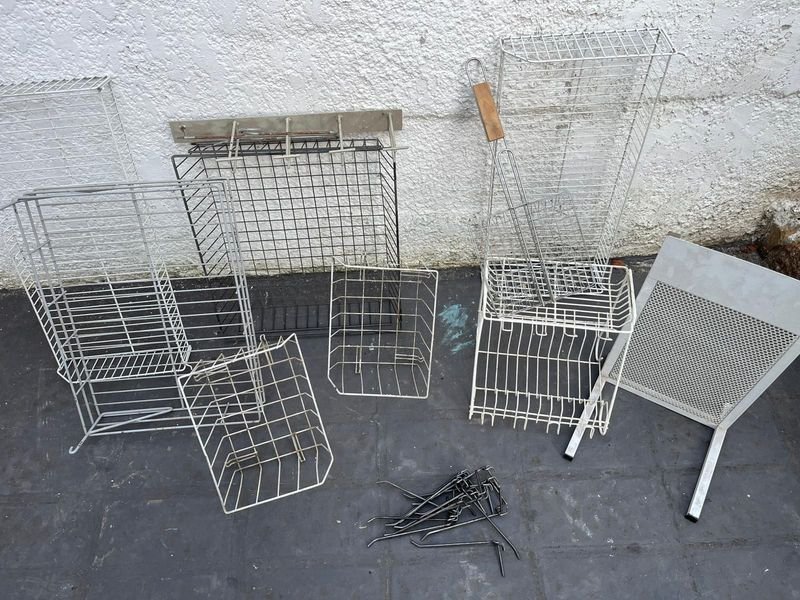 Canastos y exhibidor de chapa perforada en excelente estado - imagen 2
