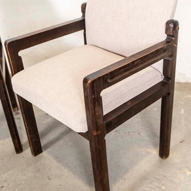 Sillas tapizadas en tela gris con detalles en madera - imagen 2