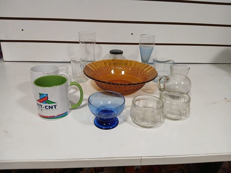 Lote de Cristalería y Vajilla: Fuente Ámbar, Tazas, Copas, Vasos y Más