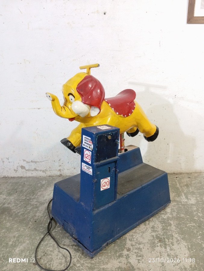 Juego Mecánico Infantil: Elefante con Base de Metal