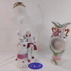 Lote siguiente: Lámpara de Porcelana con Pareja Romántica y Florero Decorativo