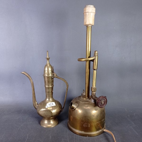 Lote de 2 piezas en bronce: Lámpara Optimus y Tetera decorada