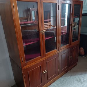 Lote siguiente: Biblioteca/Cristalera Antigua de Madera con Puertas de Vidrio y Cerradura
