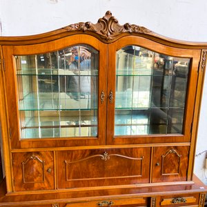 Mueble Vitrina Antigua de Madera con Cajones y Detalles Tallados - imagen 2