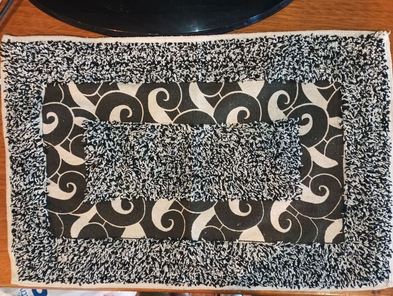 Lote anterior: Alfombra en Blanco y Negro con Patrones