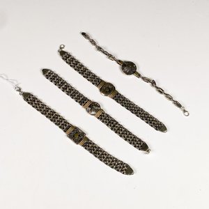 Cuatro Pulseras Metálicas con Diseños Florales y Geométricos - imagen 1
