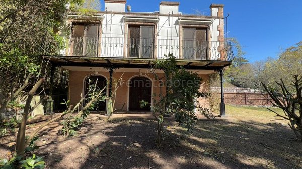 Chalet con jardín y balcón en remate