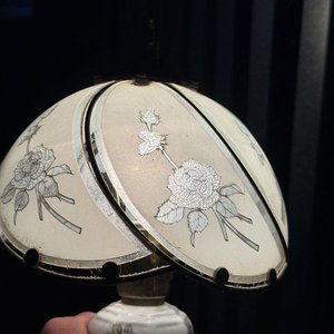 Lámpara de Mesa Clásica Vintage con Vidrio Esmerilado y Diseño de Rosas - imagen 3