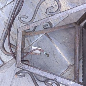 Dos Faroles Coloniales de Metal con Detalles Ornamentales - imagen 9