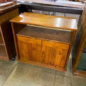 Lote siguiente: Mueble de madera con puertas y estante