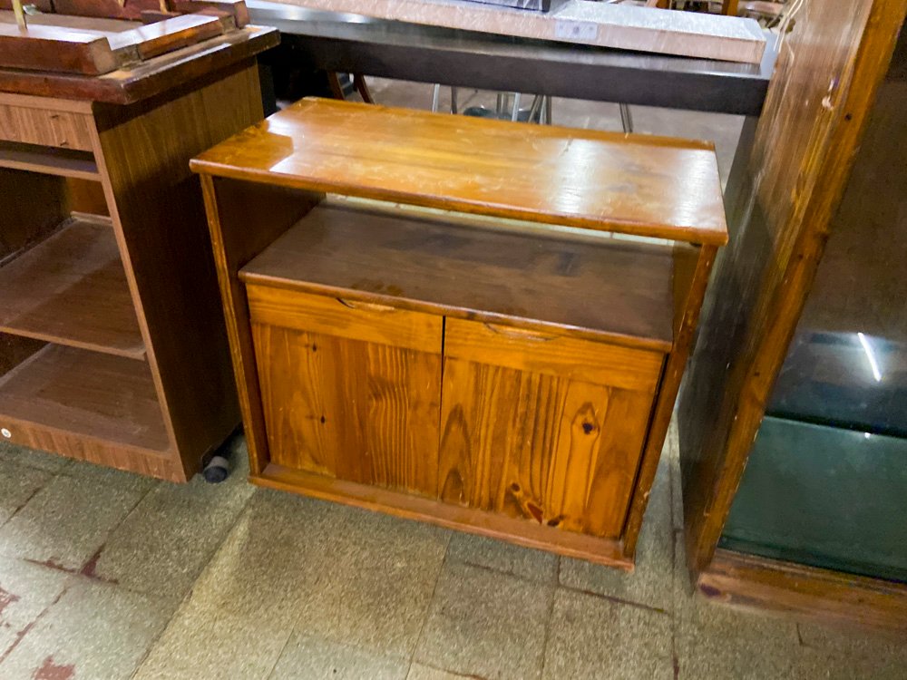 Mueble de madera con puertas y estante