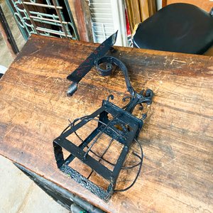 Farol de Hierro Negro con Mensula y Detalle Decorativo - imagen 2