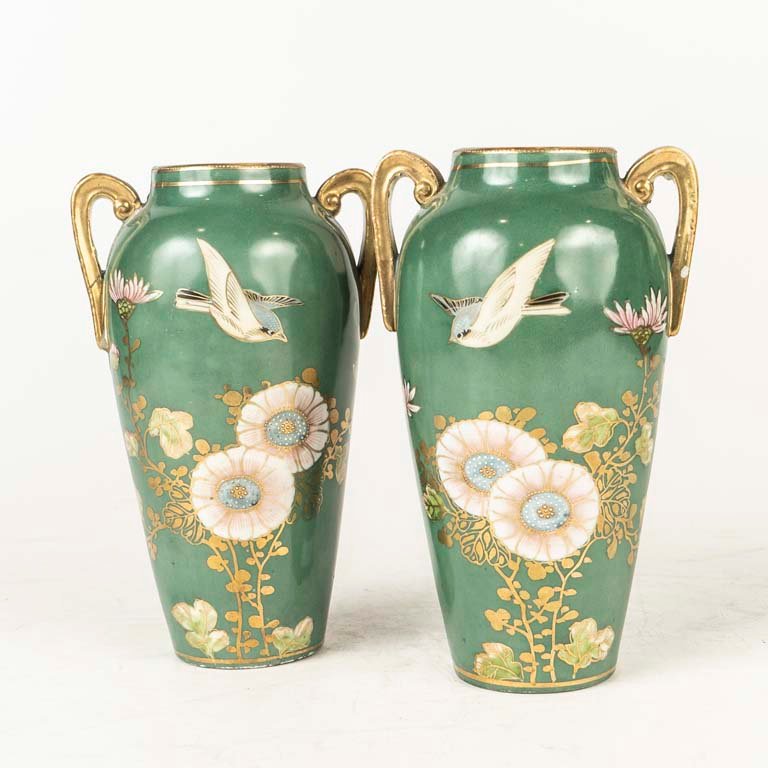 Par de Ánforas de Porcelana Decorada con Pájaros y Flores