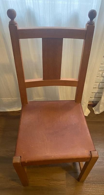 Lote siguiente: Sillas de madera y asiento lonja, muy lindo estado