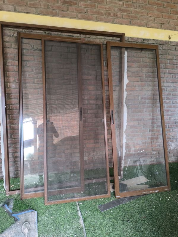 Puerta Doble Hoja con Mosquitero de Aluminio Color Madera