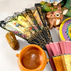 Lote de Adornos: Peineta Oriental, Figuras, Florero, Platos y Abanicos - imagen 2