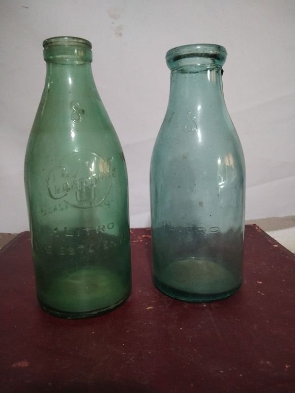Dos botellas de leche Conaprole en buen estado - imagen 1