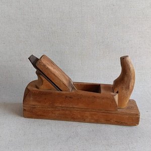 Cepillo de carpintero antiguo de madera con cuchilla sellada - imagen 2