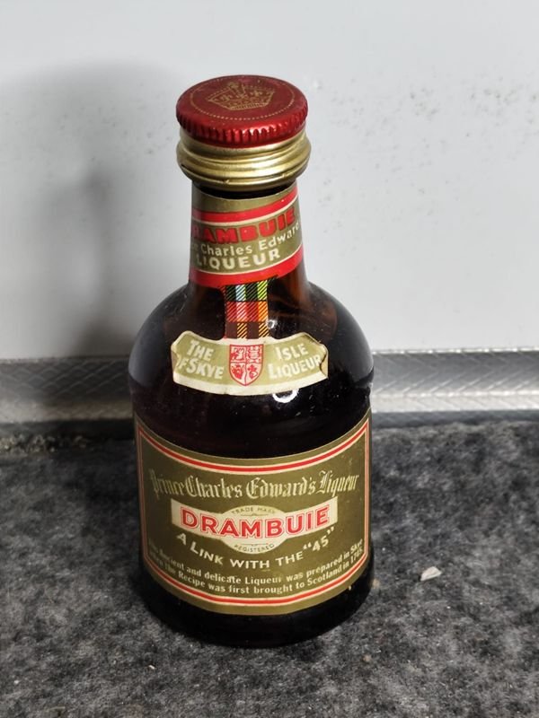 Botellita de Licor Drambuie Sellada con Contenido - imagen 1