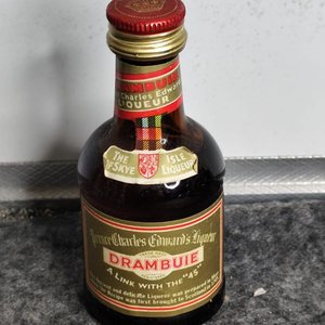 Lote siguiente: Botellita de Licor Drambuie Sellada con Contenido