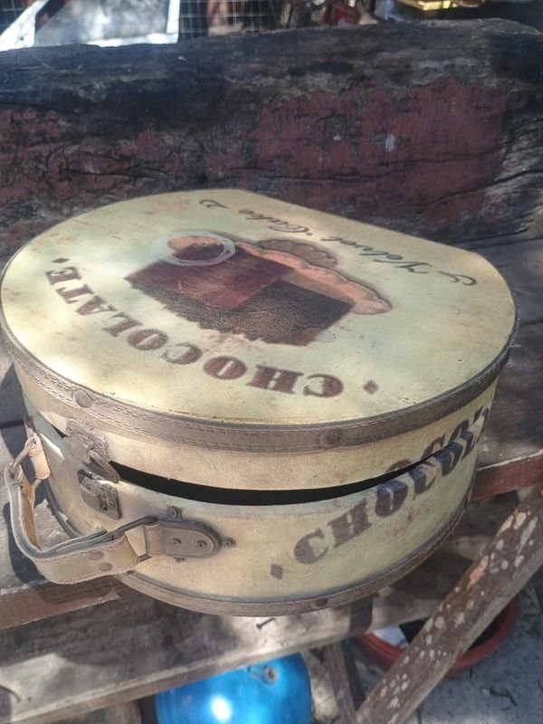 Sombrerera Vintage "Chocolate Velvet Cake" con Interior Gamuzado