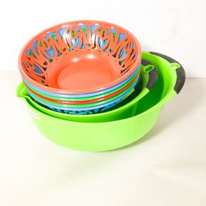 Juego de 9 Ensaladeras y Paneras Plásticas de Colores - imagen 2