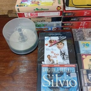 Lote Variado de CDs, Películas en VHS y Estuches - imagen 2