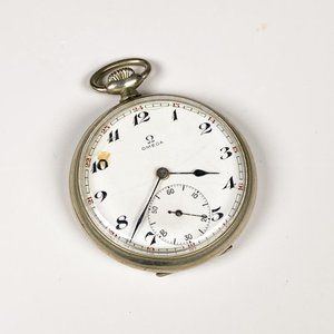 Lote anterior: Reloj de Bolsillo Omega Plateado con Esfera Golpeada