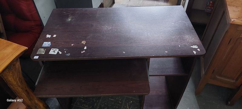 Escritorio en MDF marrón de excelente calidad - imagen 4