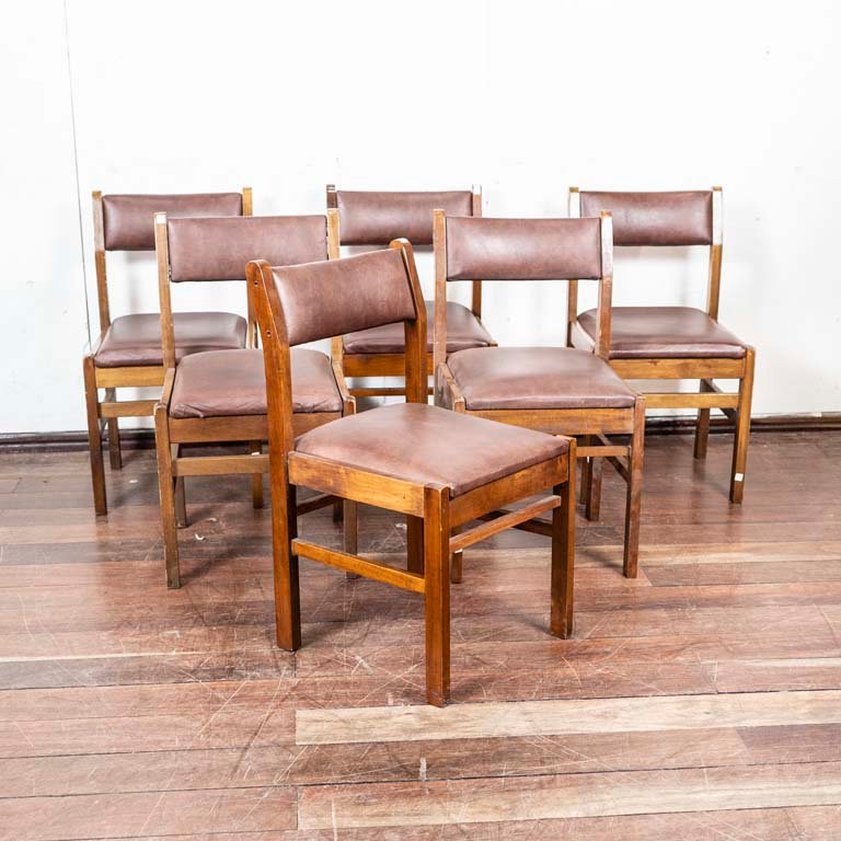 Lote siguiente: Sillas de madera tapizadas en cuerina para decoración