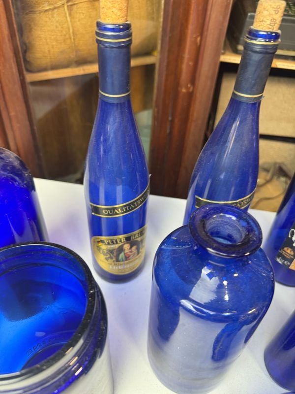 Colección de botellas y vasos de vidrio azul - imagen 5