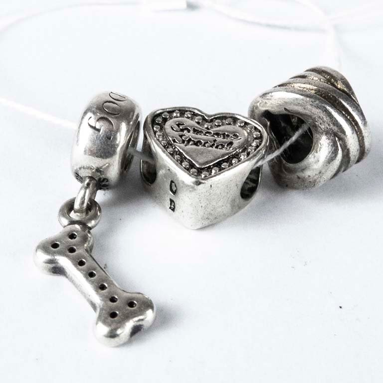 Collar de plata con corazón, hueso y campana - imagen 2