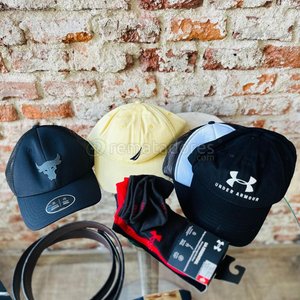 Lote siguiente: Lote de Gorras Under Armour y Nautica, Cinturón y Medias