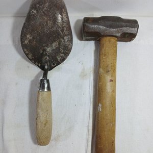 Lote de Herramientas de Albañil: Cuchara, Mazo, Corta Caños y Más - imagen 5