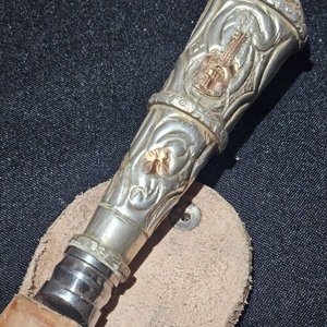 Cuchillo Gauchesco Hoja 30cm, Cabo Plata y Oro con Guitarra - imagen 2