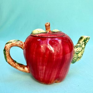 Hermosa tetera sellada . Forma de manzana . Simply Delicivos . Chadwik Miller,Inc (empresa estadounidense importadora).  Tiene alguna restauración .Muy decorativa y coleccionable. Altura aprox: 12.5 cm. - imagen 4