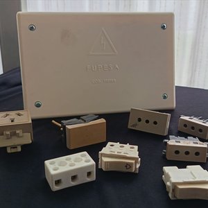 Lote de Cajas de Embutir, Tomas Corrientes, Tapas y Fichas Eléctricas - imagen 2