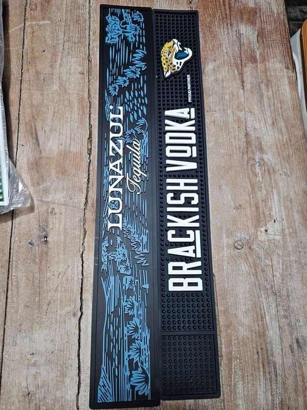 Dos Salvamanteles de Goma para Barra: "LUNAZUL Tequila" y "BRACKISH VODKA"